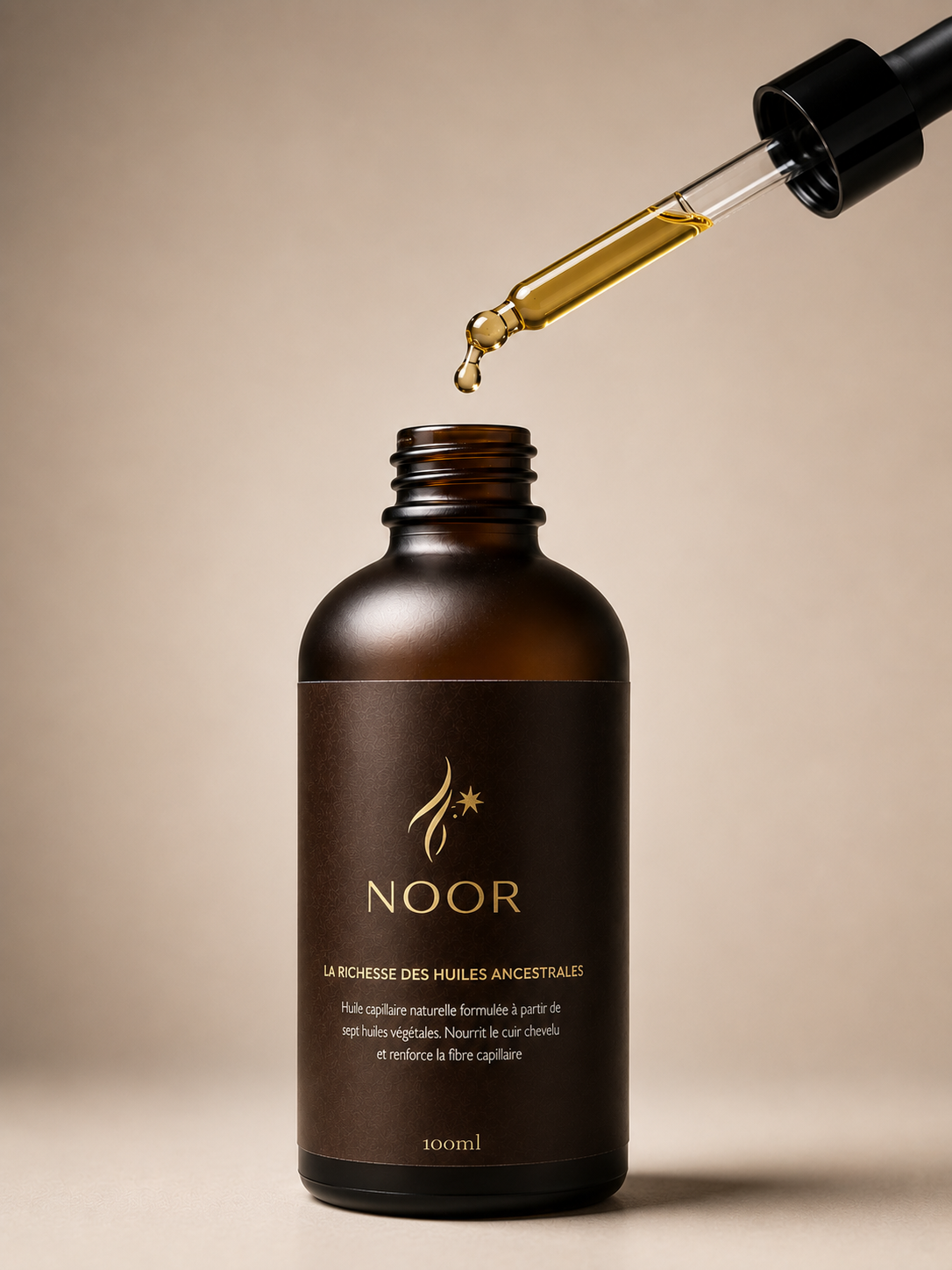 Pipette déposant une goutte d'huile capillaire NOOR